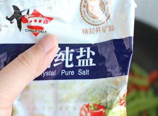 9、健康家庭小炒——苦瓜炒蛋 ,放入苦瓜，翻炒片刻，放盐调味。