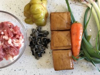 1、五分钟系列 香干炒肉丝,准备好材料