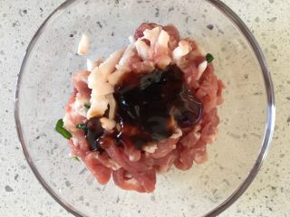 2、五分钟系列 香干炒肉丝,肉丝用蚝油腌制