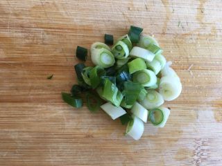 3、五分钟系列 香干炒肉丝,葱切成葱花