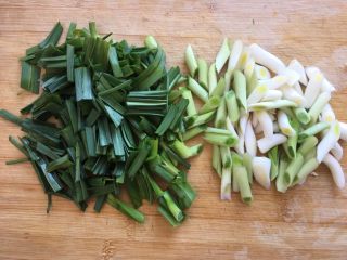 9、五分钟系列 香干炒肉丝,蒜切段