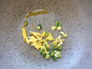 10、五分钟系列 香干炒肉丝,热锅倒油,放入葱姜煸香