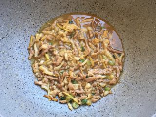 12、五分钟系列 香干炒肉丝,倒入少许水煮熟,盛盘