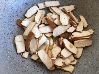 13、五分钟系列 香干炒肉丝,热锅倒油,倒入香干