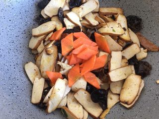 14、五分钟系列 香干炒肉丝,倒入黑木耳、胡萝卜、榨菜丝翻炒