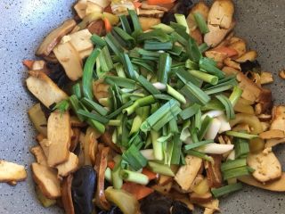 15、五分钟系列 香干炒肉丝,翻炒均匀后倒入蒜