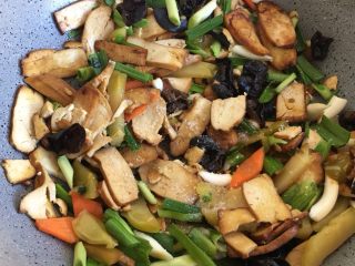 16、五分钟系列 香干炒肉丝,加入盐、生抽,翻炒均匀