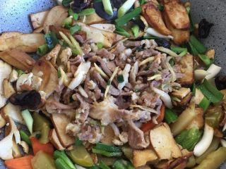 17、五分钟系列 香干炒肉丝,加入肉丝翻炒均匀就可以出锅啦