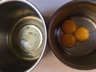 1、水果便当蛋糕,蛋清蛋黄分离。