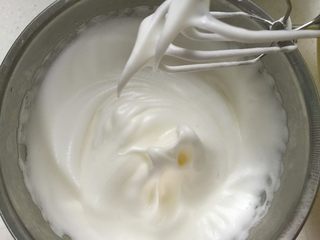 3、水果便当蛋糕,蛋白盆保证无油无水无蛋黄，打发蛋白，分3次加入糖，蛋白打至中性发泡，即提起打蛋器较长的弯角出现即可。