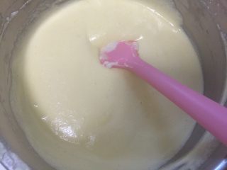 4、水果便当蛋糕,蛋白分三次加入蛋黄糊，每次都是翻拌的手法以免消泡。