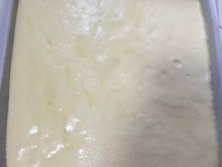 5、水果便当蛋糕,最后将面糊倒入事先铺好油纸的烤盘里。