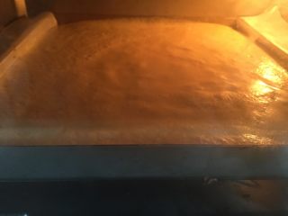 6、水果便当蛋糕,烤箱175度预热5分钟，上下火中层175度20分钟，上色即可。