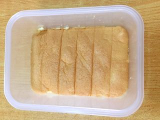 11、水果便当蛋糕,放一片蛋糕片在便当盒底部。