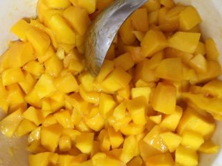 10、水果便当蛋糕,芒果去皮切成小粒。