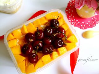 14、水果便当蛋糕,再抹薄薄一层奶油铺一片蛋糕片，上面再挤一层奶油铺一层芒果粒即可。中间部分我放了樱桃装饰。