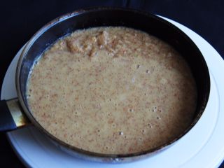 4、红枣糕+烤箱版,倒入锅中。