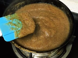 6、红枣糕+烤箱版,加热至浓稠。