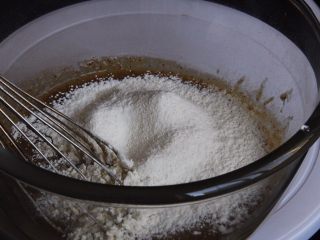 14、红枣糕+烤箱版,过筛低筋粉。