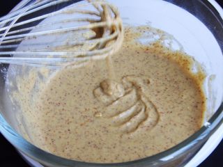 15、红枣糕+烤箱版,搅拌至浓稠。