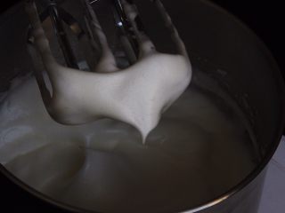 18、红枣糕+烤箱版,加入三分之一的细砂糖，搅拌50圈。