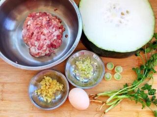 1、春季去火正当时～冬瓜肉丸汤+杂粮饭,准备原料