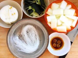 4、春季去火正当时～冬瓜肉丸汤+杂粮饭,3.冬瓜去皮去瓤（留着不要丢掉）冬瓜肉切成小块，粉丝用温水泡软后沥干水份，准备一个碗汁（1小勺鸡精、1小勺盐、葱4片、香油3小勺）