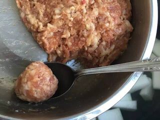 8、春季去火正当时～冬瓜肉丸汤+杂粮饭,肉馅利用盆边滚成肉丸，勺子上沾少许锅中的热水有利于肉丸表面光滑成型