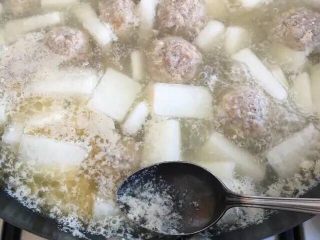 10、春季去火正当时～冬瓜肉丸汤+杂粮饭,撇去浮沫