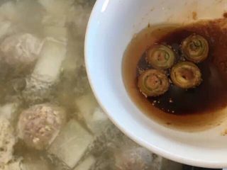 12、春季去火正当时～冬瓜肉丸汤+杂粮饭,再次开锅后将碗汁倒入锅中搅拌均匀