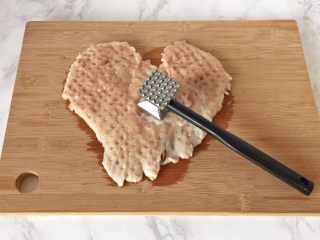 2、培根奶酪鸡肉卷,鸡胸肉剖开成片，用肉锤敲打至扁平。