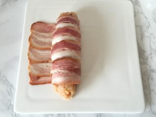 7、培根奶酪鸡肉卷,再用培根包裹住鸡肉卷卷起来。