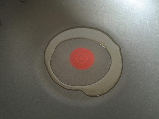 10、培根奶酪鸡肉卷,加热至红点变红，倒入食用油。