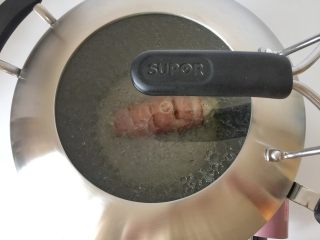 12、培根奶酪鸡肉卷,倒入高汤，调至中小火加盖焖煮至汤汁收干。