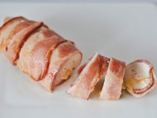 13、培根奶酪鸡肉卷,煮好的鸡肉卷拆去绵线，切成块状。切的时候奶酪爆浆流出十分诱人。