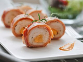 14、培根奶酪鸡肉卷,装饰上迷迭香，搭配千岛酱即可享用。