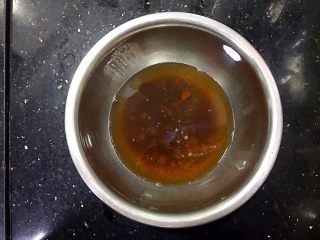 2、珍珠丸子,50克红糖加入135克水中