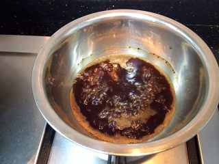 3、珍珠丸子,放到燃气灶上开中火煮开