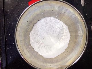 4、珍珠丸子,木薯粉（1）倒入盆中