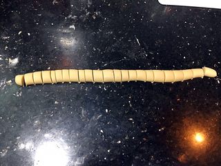 8、珍珠丸子,用刮板切成小段