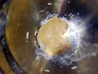 9、珍珠丸子,剩下的面团盖上保鲜膜，预防面团变干