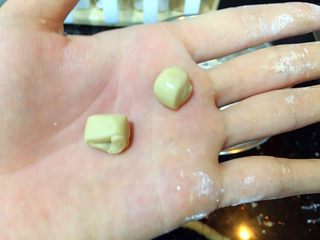 10、珍珠丸子,取两个小面团放在手心上搓圆