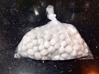 13、珍珠丸子,珍珠丸子做好后装到保鲜袋中入冰箱冷冻，随吃随取