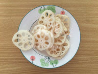 4、炸出来的味美豆腐藕片,莲藕削皮后切成0.5厘米厚的薄片，