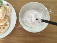 5、炸出来的味美豆腐藕片,在小碗里放入淀粉，给豆腐块和藕片轻轻的裹上一层淀粉，