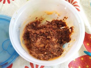 1、肉燥虾仁豆腐,这里用的是普通吃饭得铁勺，舀2-3勺足够了。大概是这个小盒子的一半。别看肉燥罐头小小一个，但实际上量很多，可以吃几顿。