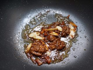 3、肉燥虾仁豆腐,下肉燥继续煸炒。