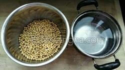 1、家庭自制豆腐，卫生又好吃,黄豆称重放入一盆清水泡12小时