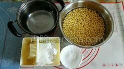 2、家庭自制豆腐，卫生又好吃,准备泡好黄豆洗净，卤水称重，豆腐模具，滤网布和清水备齐，卤水用1:3的比例提前化开备用（盐卤克数增加，水也要增加，是按黄豆重量来计算盐卤克数）