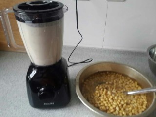 3、家庭自制豆腐，卫生又好吃,然后分次把泡发黄豆和适量水放入料理机桶，拧紧通电高速打2-3分钟成浆